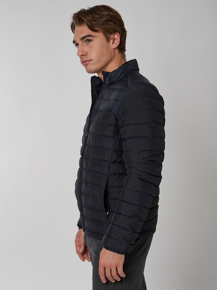 Louis down jakke 7501073_C27-MRCAPUCHIN-A22-Modell-Left_chn=boys_3485_Louis down jakke C27.jpg_Left||Left