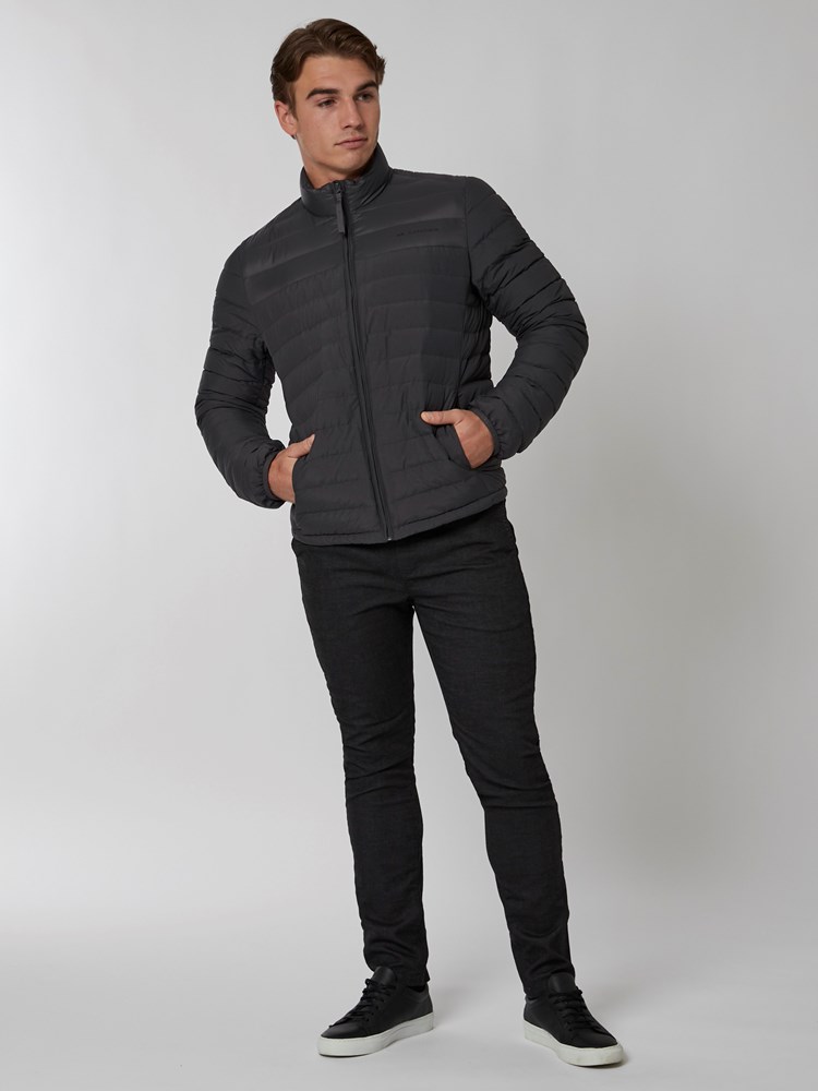 Louis down jakke 7501073_IC9-MRCAPUCHIN-A22-Modell-Front_chn=boys_438_Louis down jakke IC9.jpg_Front||Front