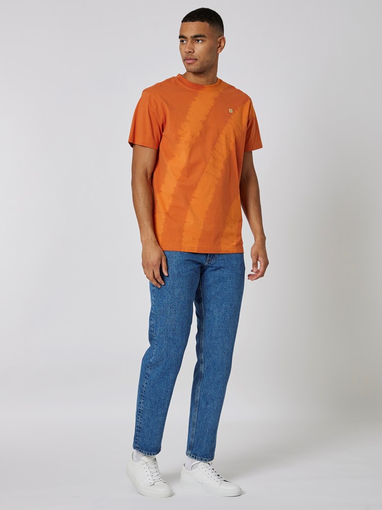 Batikk t-skjorte 7501793_AHM-WOSNOTWOS-S23-Modell-Front_chn=boys_5464_Batikk t-skjorte AHM.jpg_Front||Front