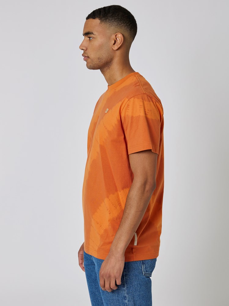 Batikk t-skjorte 7501793_AHM-WOSNOTWOS-S23-Modell-Front_chn=boys_957_Batikk t-skjorte AHM.jpg_Front||Front