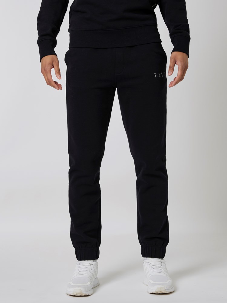 Signature joggebukse 7501890_CAE-WOSNOTWOS-S23-Modell-Front_chn=boys_2650_Signature joggebukse CAE.jpg_Front||Front