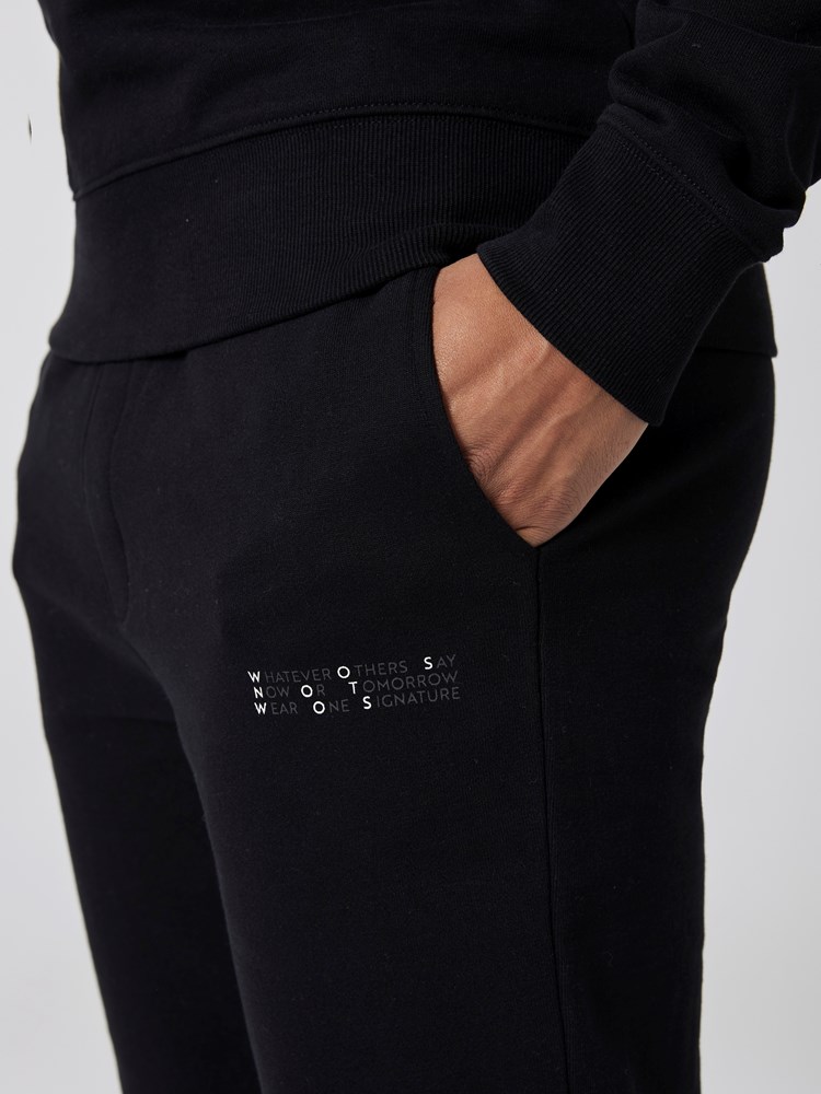 Signature joggebukse 7501890_CAE-WOSNOTWOS-S23-Modell-Front_chn=boys_4654_Signature joggebukse CAE.jpg_Front||Front
