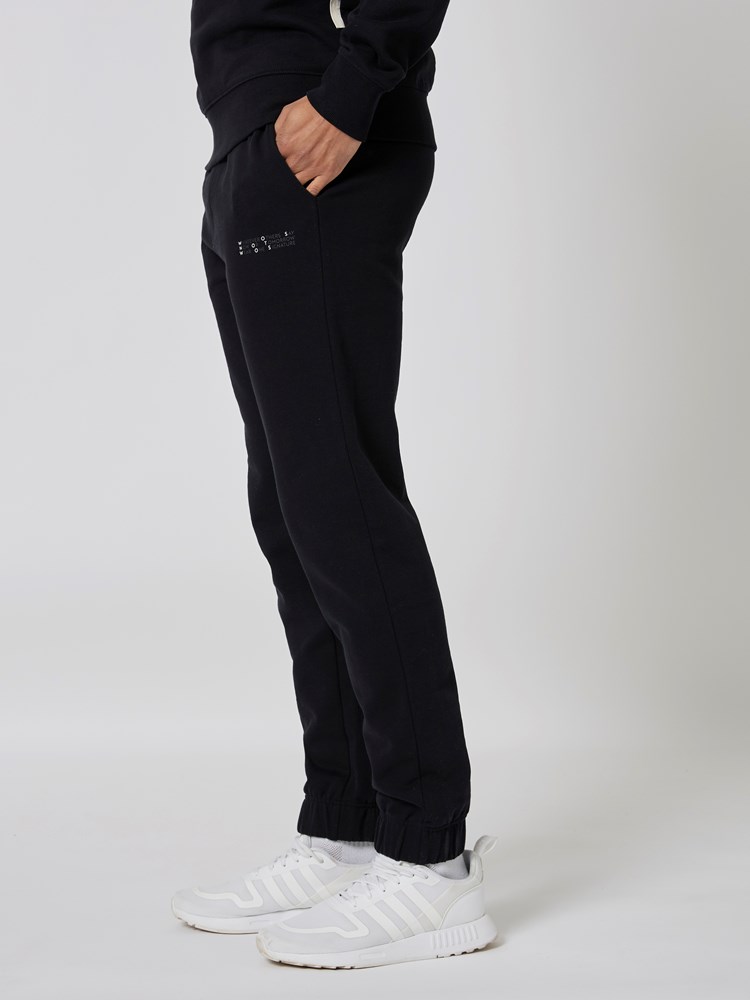 Signature joggebukse 7501890_CAE-WOSNOTWOS-S23-Modell-Front_chn=boys_9229_Signature joggebukse CAE.jpg_Front||Front