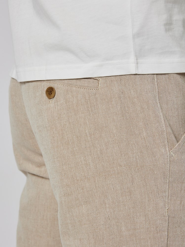 Regular nomade chino 7502047_AED-MRCAPUCHIN-S23-Modell-Front_chn=boys_1080_Regular nomade chino AED.jpg_Front||Front