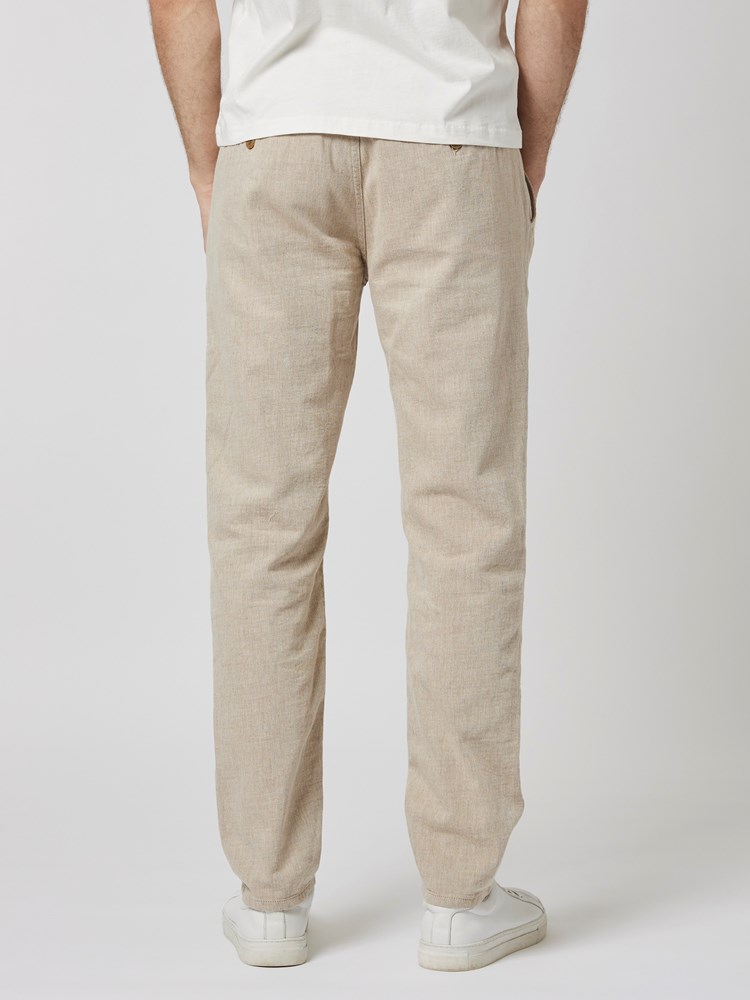 Regular nomade chino 7502047_AED-MRCAPUCHIN-S23-Modell-Front_chn=boys_1375_Regular nomade chino AED.jpg_Front||Front