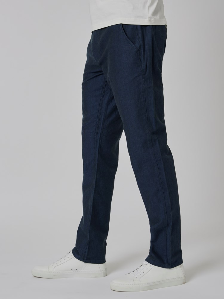 Regular colino chino 7502050_EM6-MRCAPUCHIN-S23-Modell-Front_chn=boys_1385_Regular colino chino EM6.jpg_Front||Front