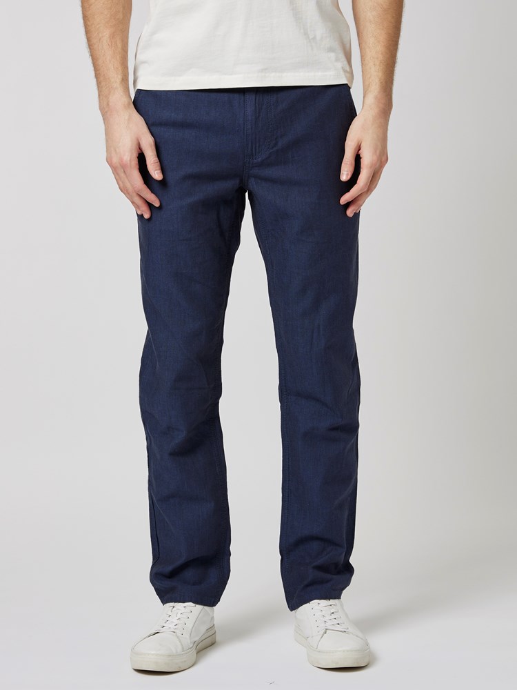 Regular colino chino 7502050_EM6-MRCAPUCHIN-S23-Modell-Front_chn=boys_7706_Regular colino chino EM6.jpg_Front||Front