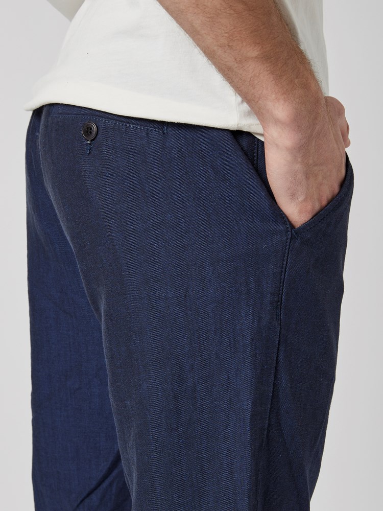 Regular colino chino 7502050_EM6-MRCAPUCHIN-S23-Modell-Front_chn=boys_7730_Regular colino chino EM6.jpg_Front||Front