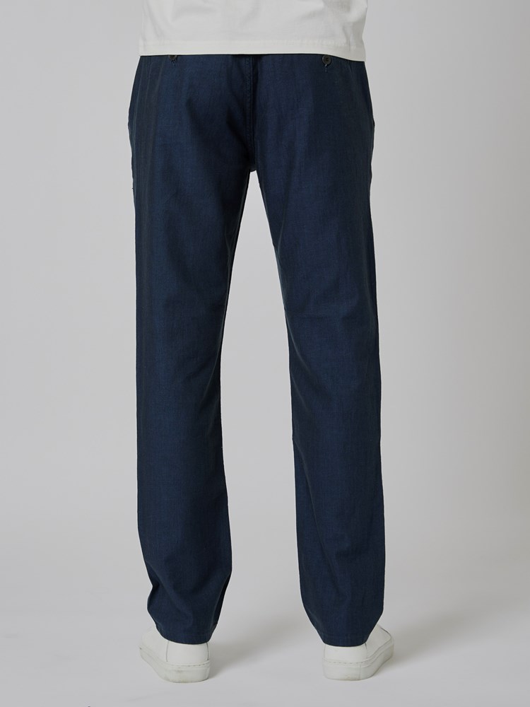 Regular colino chino 7502050_EM6-MRCAPUCHIN-S23-Modell-Front_chn=boys_9435_Regular colino chino EM6.jpg_Front||Front