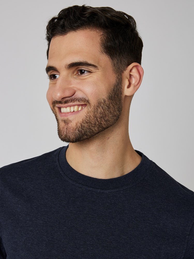 Shane collegegenser 7502295_R15-MRCAPUCHIN-S23-Modell-Front_chn=boys_588_Shane collegegenser R15.jpg_Front||Front