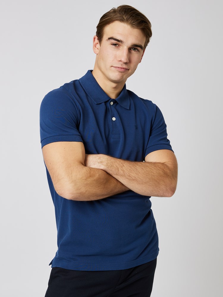 Antony pique 7502541_EGV-MRCAPUCHIN-S23-Modell-Front_chn=boys_4332_Antony pique EGV.jpg_Front||Front