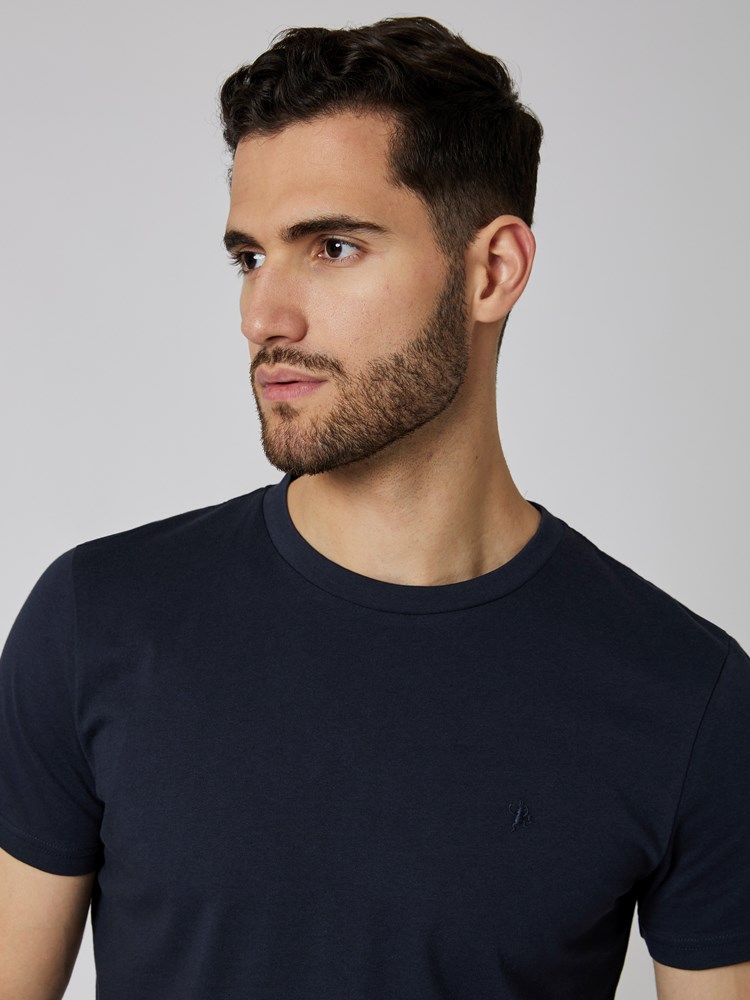 Base 2 pk t-skjorte 7502543_C27-MRCAPUCHIN-S23-Modell-Front_chn=boys_1561_Base 2 pk t-skjorte C27.jpg_Front||Front