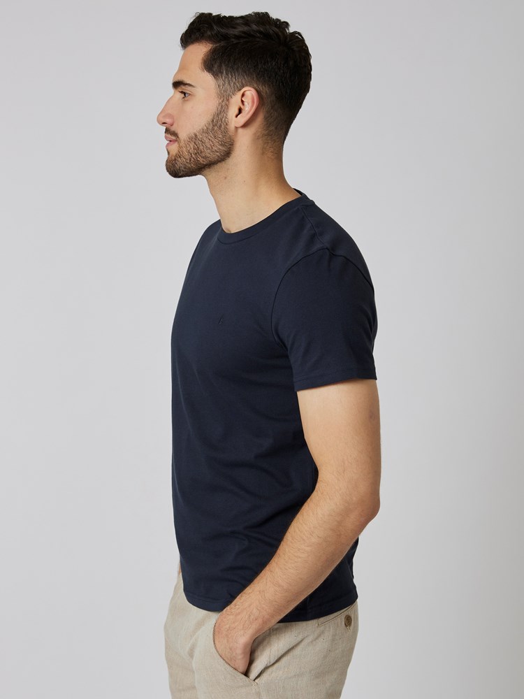 Base 2 pk t-skjorte 7502543_C27-MRCAPUCHIN-S23-Modell-Front_chn=boys_475_Base 2 pk t-skjorte C27.jpg_Front||Front