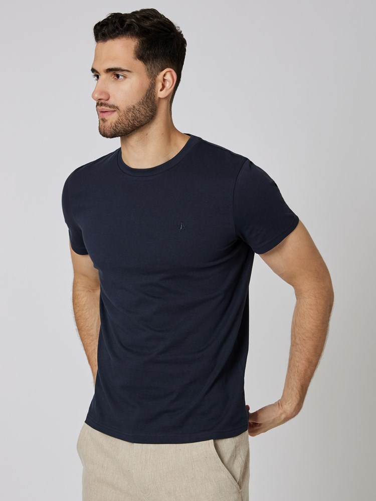 Base 2 pk t-skjorte 7502543_C27-MRCAPUCHIN-S23-Modell-Front_chn=boys_5021_Base 2 pk t-skjorte C27.jpg_Front||Front