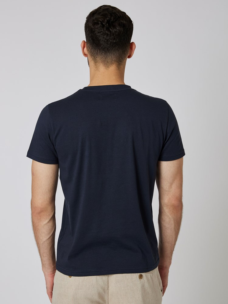 Base 2 pk t-skjorte 7502543_C27-MRCAPUCHIN-S23-Modell-Front_chn=boys_749_Base 2 pk t-skjorte C27.jpg_Front||Front