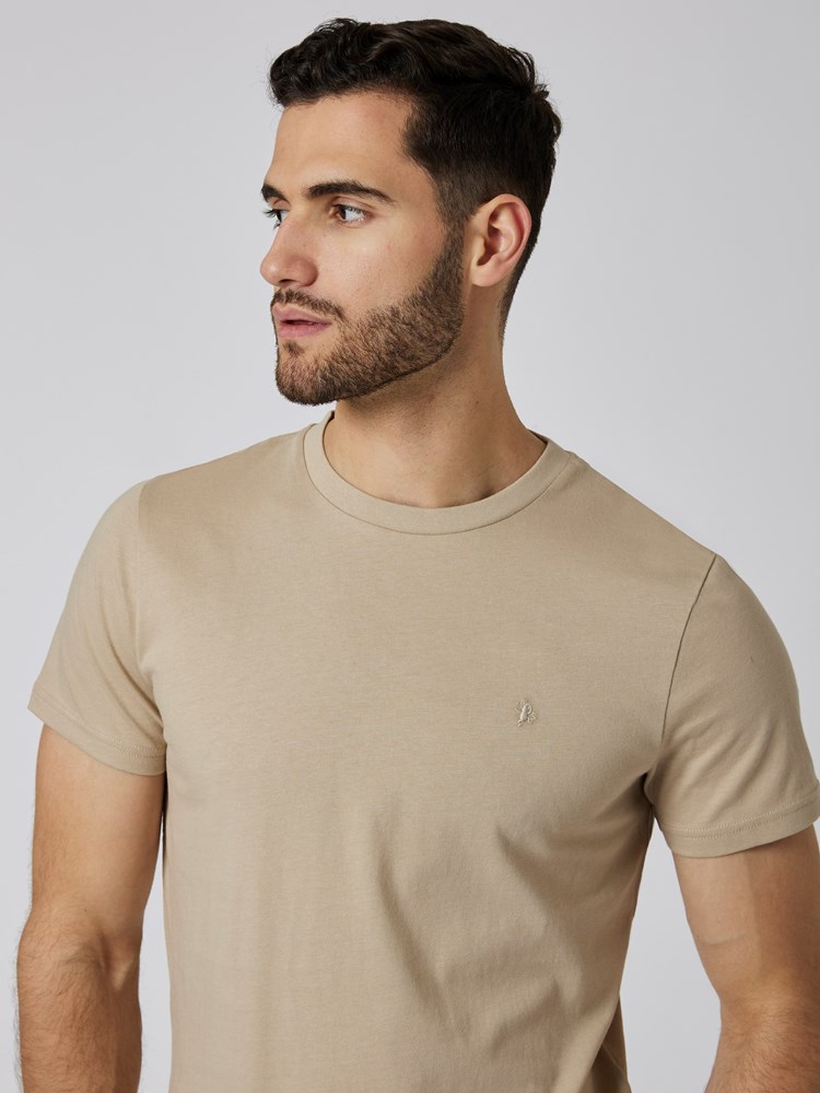 Base 2 pk t-skjorte 7502543_GPN-MRCAPUCHIN-S23-Modell-Front_chn=boys_2521_Base 2 pk t-skjorte GPN.jpg_Front||Front