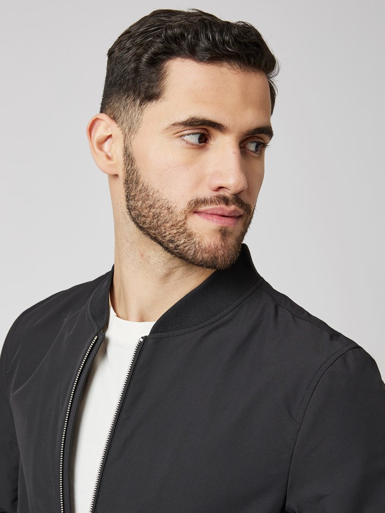 Julian jakke 7503378_ID2-MRCAPUCHIN-S23-Modell-Front_chn=boys_2222_Julian jakke ID2.jpg_