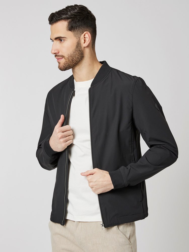 Julian jakke 7503378_ID2-MRCAPUCHIN-S23-Modell-Front_chn=boys_9002_Julian jakke ID2.jpg_