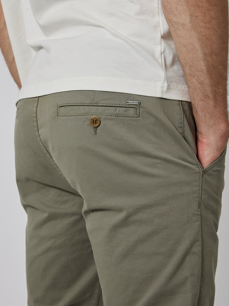 Slim chino str. twill 7503740_I5Z-MRCAPUCHIN-S23-Modell-Front_chn=boys_5521_Slim chino str. twill I5Z.jpg_Front||Front