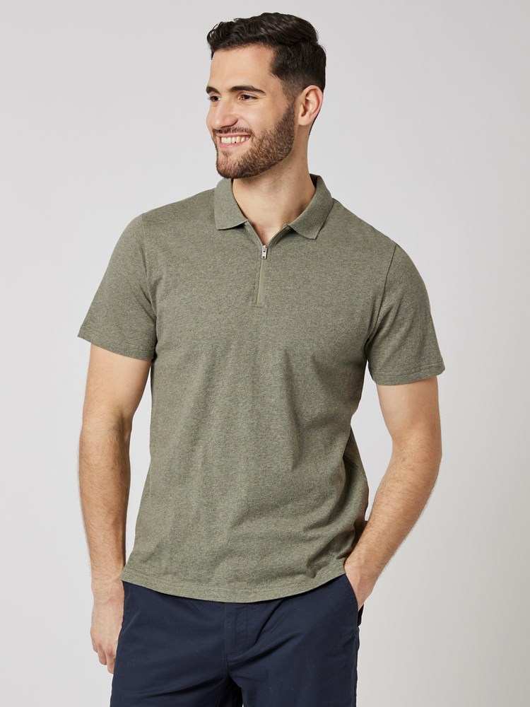 Ulrik polo t-skjorte 7503797_R21-MRCAPUCHIN-H23-Modell-Front_chn=boys_8701_Ulrik polo t-skjorte R21.jpg_Front||Front