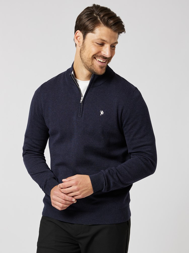 Dammers zip neck genser 7504273_R15-MRCAPUCHIN-A23-Modell-Front_chn=boys_8465_Dammers zip neck genser R15_7504273 R15.jpg_Front||Front