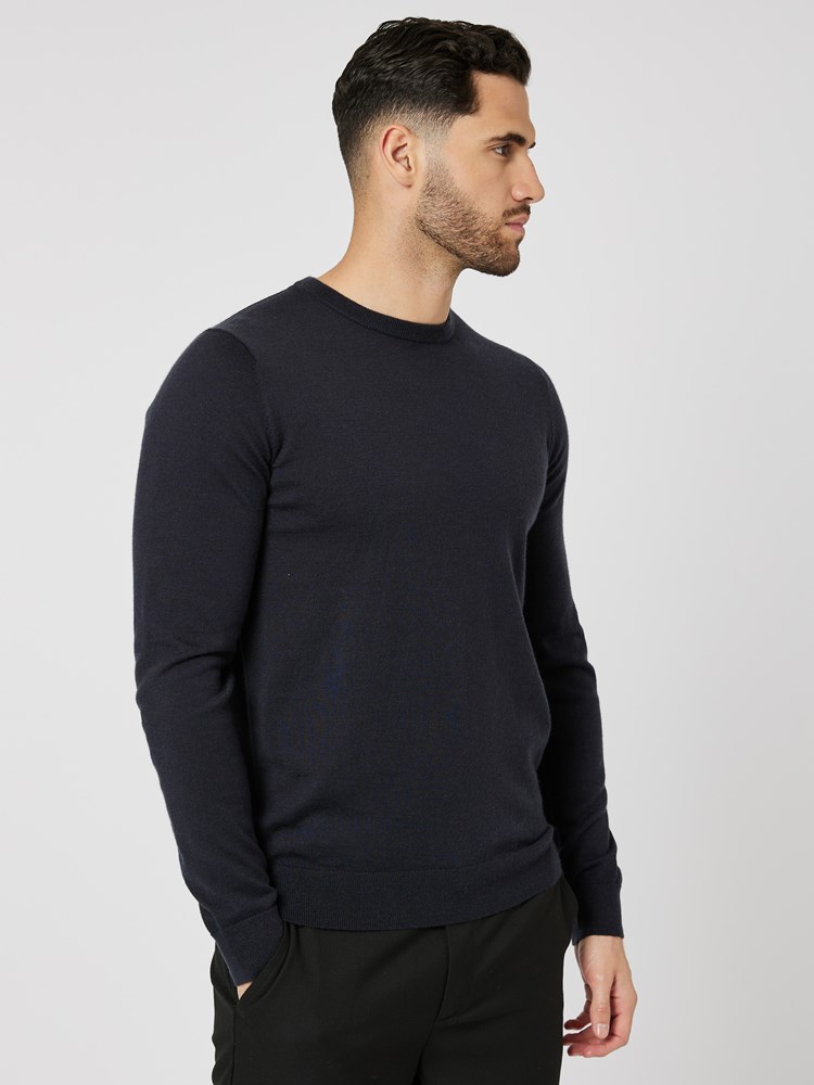Merino strikkegenser 7505241_C27-MRCAPUCHIN-W23-Modell-Front_chn=boys_9218_Merino strikkegenser C27_7505241 C27.jpg_Front||Front