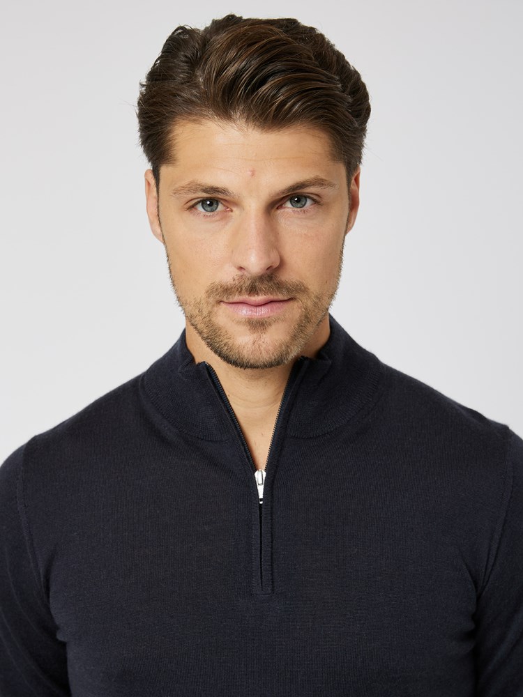 Merino zip neck strikkegenser 7506036_C27-MRCAPUCHIN-W23-details_chn=boys_763_Merino zip neck strikkegenser C27.jpg_