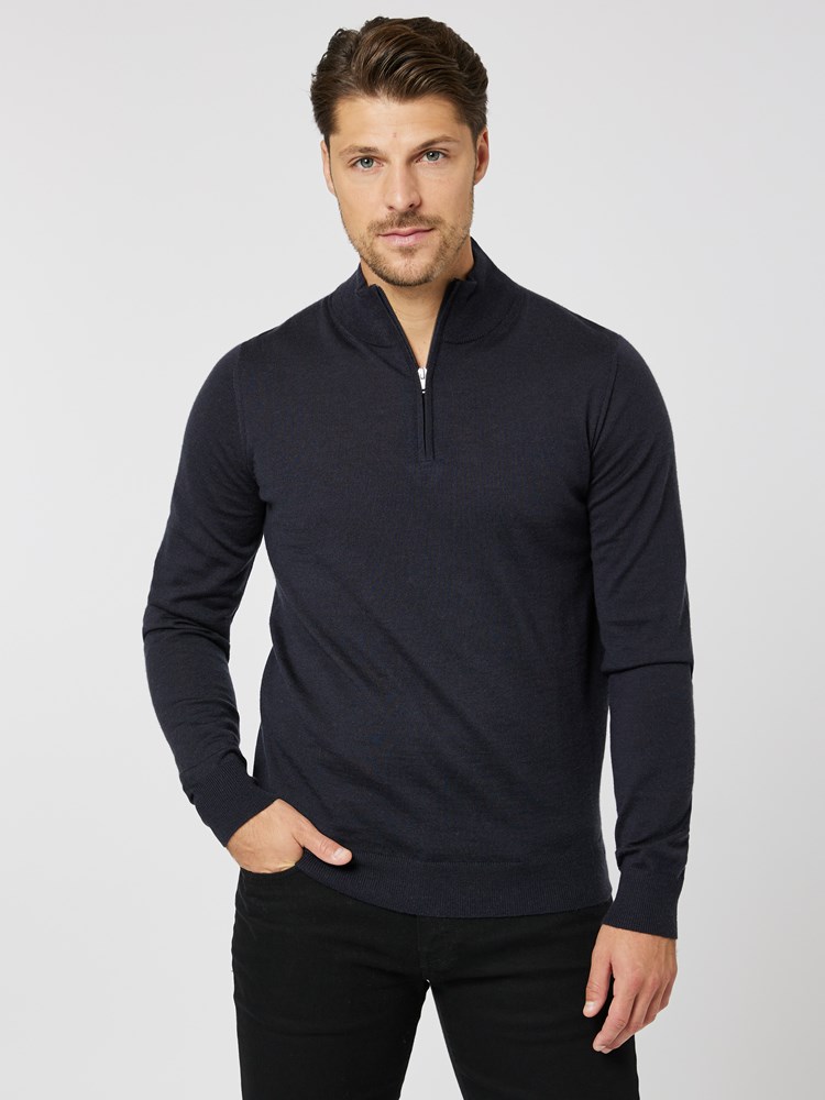 Merino zip neck strikkegenser 7506036_C27-MRCAPUCHIN-W23-Modell-Front_chn=boys_460_Merino zip neck strikkegenser C27.jpg_Front||Front