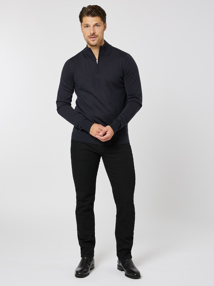 Merino zip neck strikkegenser 7506036_C27-MRCAPUCHIN-W23-Modell-Front_chn=boys_7358_Merino zip neck strikkegenser C27.jpg_Front||Front