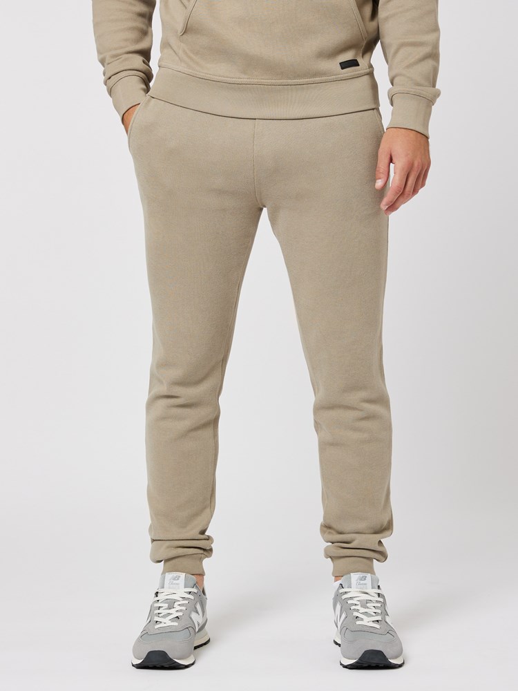 Karl joggebukse 7506062_AM3-MRCAPUCHIN-W23-Modell-Front_chn=boys_1617_Karl joggebukse AM3.jpg_Front||Front