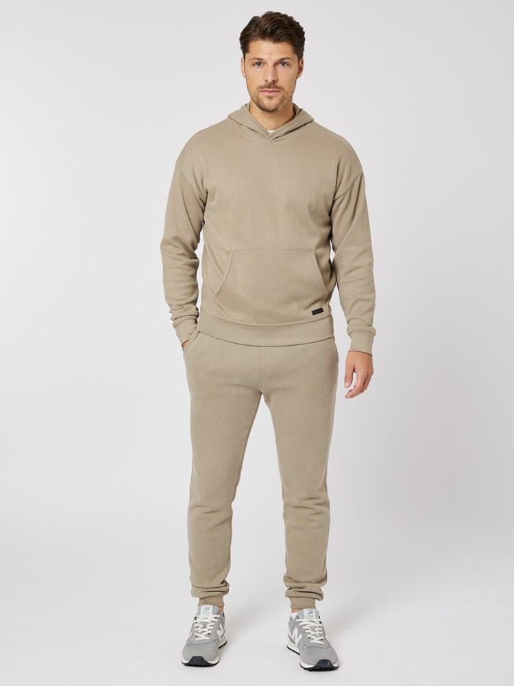 Karl joggebukse 7506062_AM3-MRCAPUCHIN-W23-Modell-Front_chn=boys_8785_Karl joggebukse AM3.jpg_Front||Front