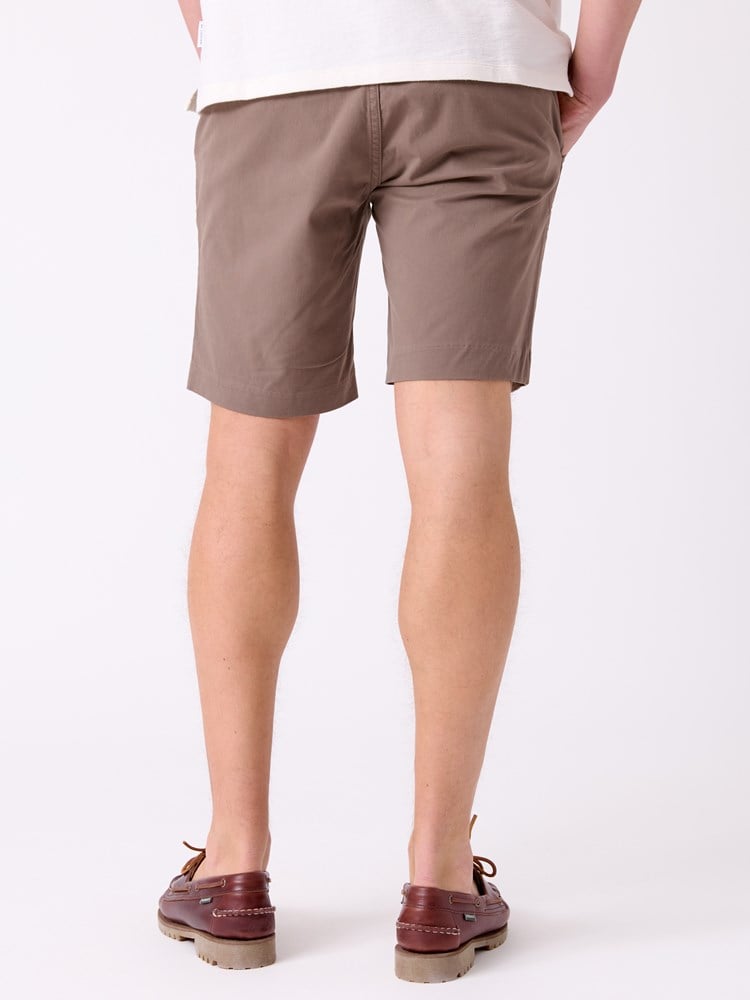 Regular twill chinoshorts 7514819_APR-MRCAPUCHIN-H26-Modell-Front_chn=decades_2181_Regular twill chinoshorts APR.jpg_Front||Front
