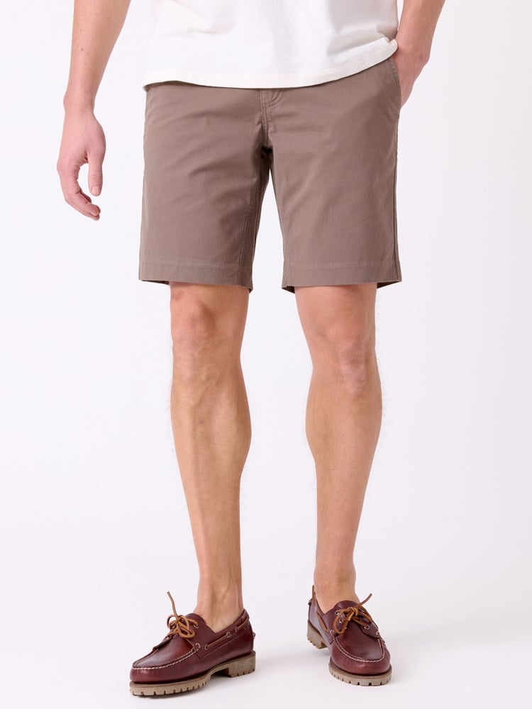 Regular twill chinoshorts 7514819_APR-MRCAPUCHIN-H26-Modell-Front_chn=decades_534_Regular twill chinoshorts APR.jpg_Front||Front
