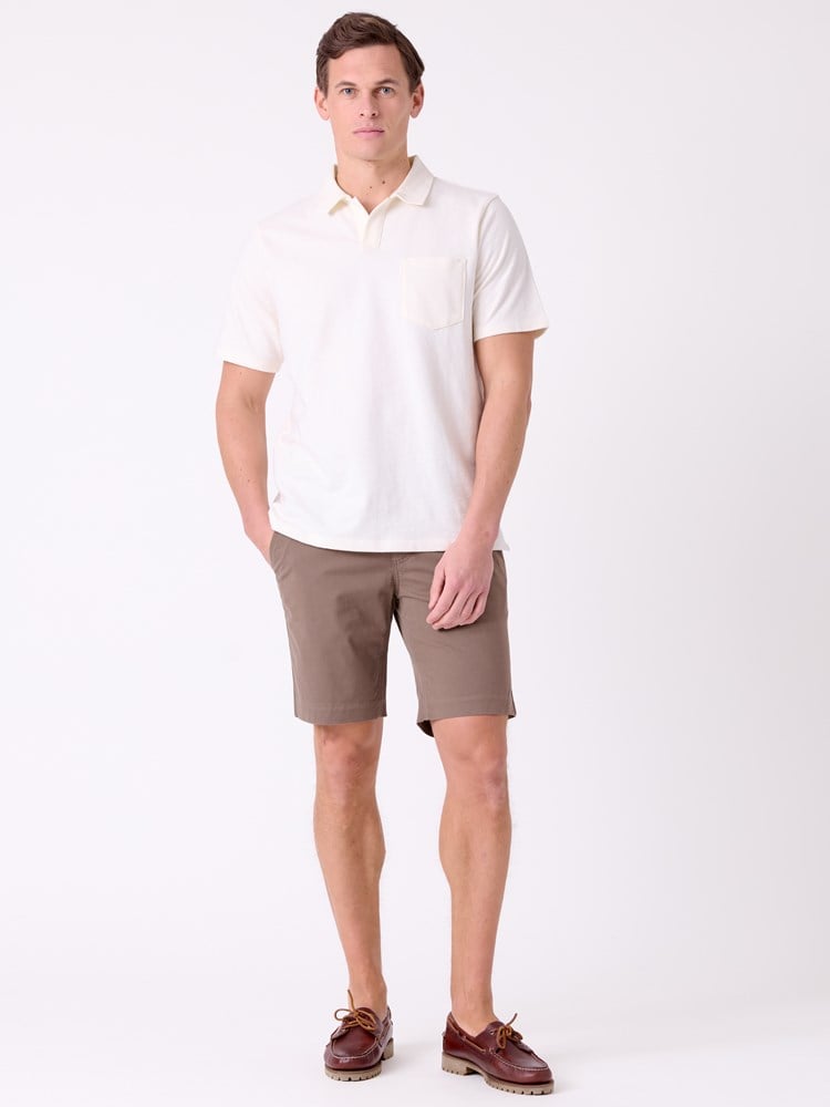 Regular twill chinoshorts 7514819_APR-MRCAPUCHIN-H26-Modell-Front_chn=decades_7996_Regular twill chinoshorts APR.jpg_Front||Front