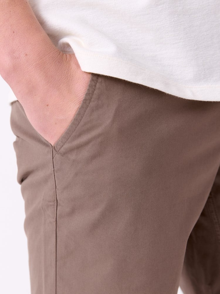 Regular twill chinoshorts 7514819_APR-MRCAPUCHIN-H26-Modell-Front_chn=decades_990_Regular twill chinoshorts APR.jpg_Front||Front