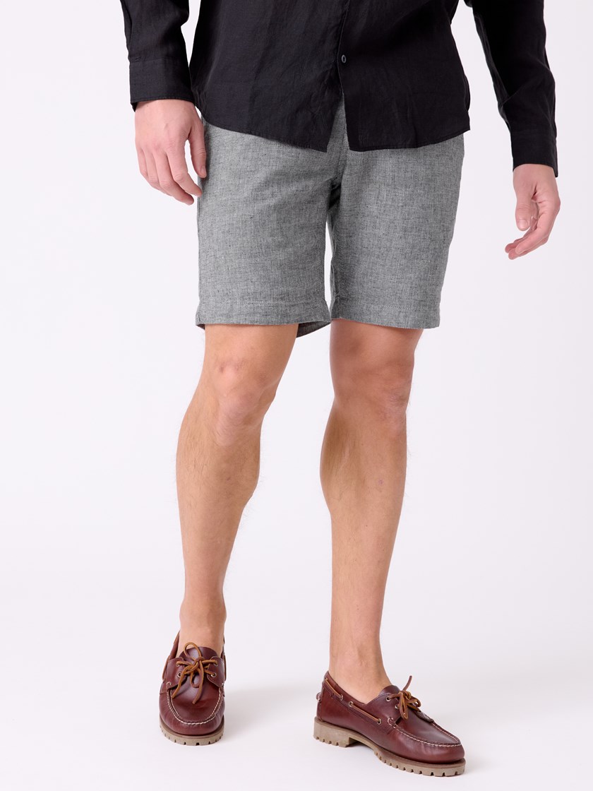 7514820 ID9 7514820_ID9-MRCAPUCHIN-H26-Modell-Front_chn=decades_2995_Regular colino chinoshorts ID9.jpg_Front||Front