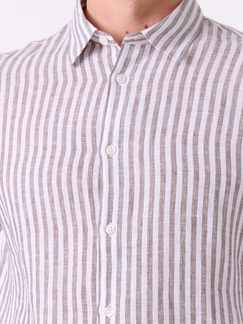 7515139 AII 7515139_AII-MRCAPUCHIN-H26-Modell-Front_chn=decades_4617_Akau stripete linskjorte AII.jpg_Front||Front