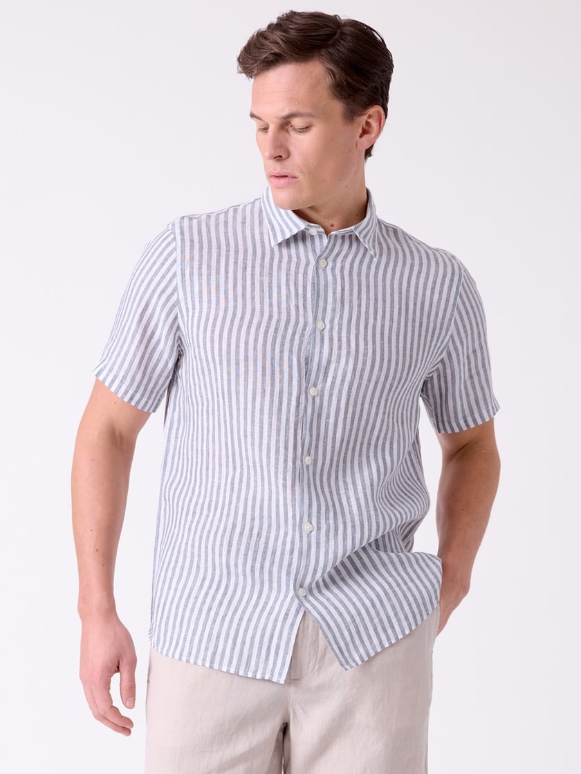 7515779 IFI 7515150_I4I-MRCAPUCHIN-H26-Modell-Front_chn=decades_3375_Callum stripete linskjorte IFI.jpg_