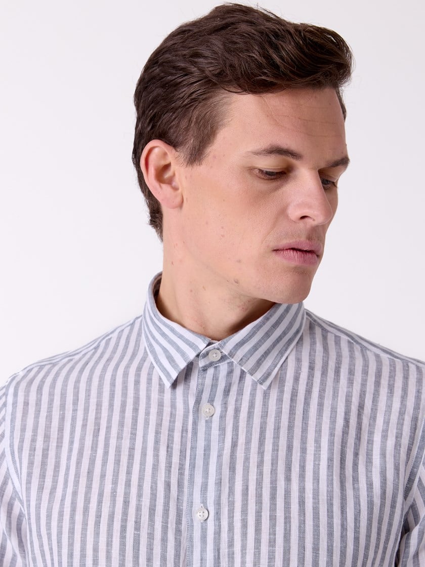 7515779 IFI 7515150_I4I-MRCAPUCHIN-H26-Modell-Front_chn=decades_5088_Callum stripete linskjorte IFI.jpg_