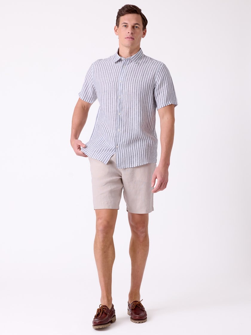 7515779 IFI 7515150_I4I-MRCAPUCHIN-H26-Modell-Front_chn=decades_9791_Callum stripete linskjorte IFI.jpg_