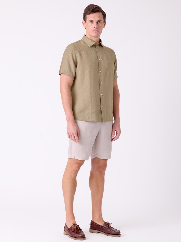 Callum linskjorte 7515150_T09-MRCAPUCHIN-H26-Modell-Front_chn=decades_2172_Callum linskjorte T09.jpg_Front||Front