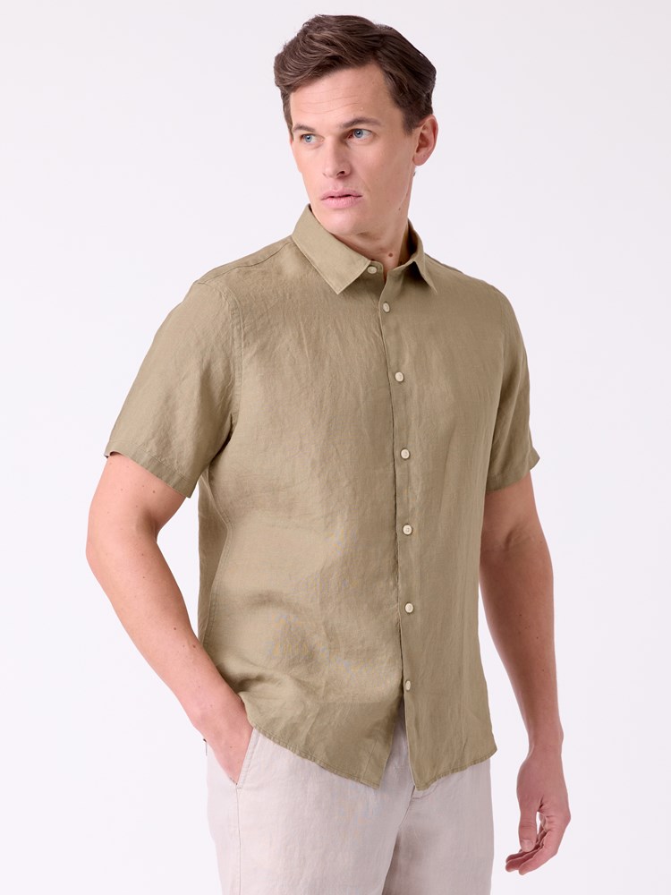 Callum linskjorte 7515150_T09-MRCAPUCHIN-H26-Modell-Front_chn=decades_4028_Callum linskjorte T09.jpg_Front||Front