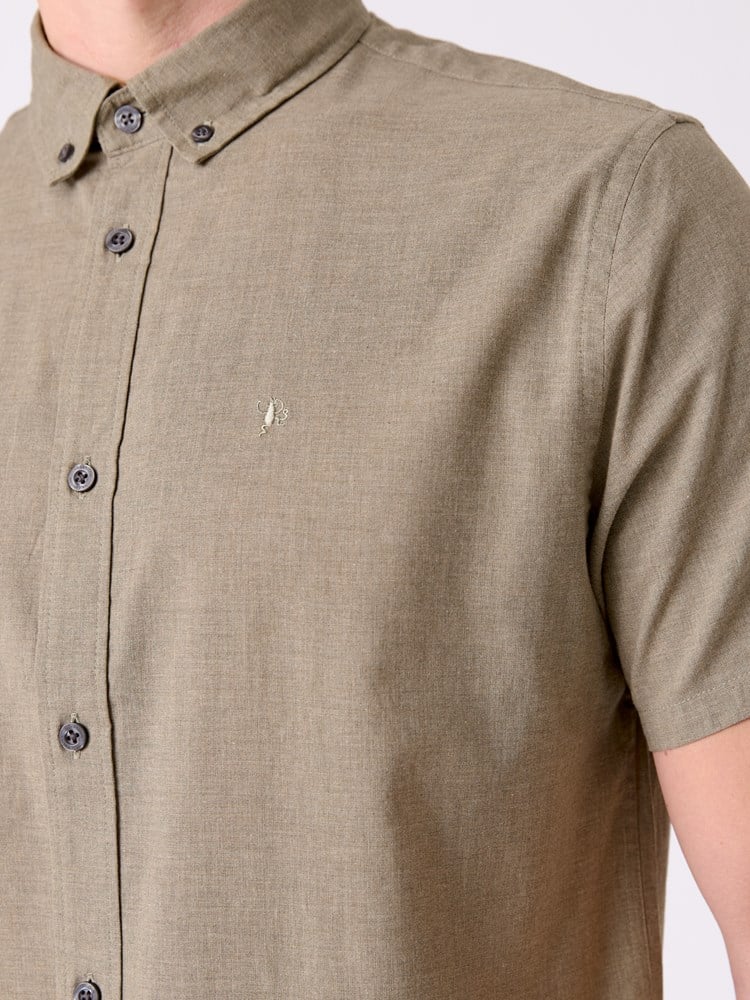 Calor kortermet skjorte 7515161_T29-MRCAPUCHIN-H26-Modell-Front_chn=decades_6293.jpg_Front||Front