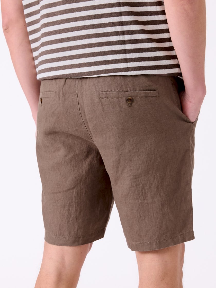 7515235 AII 7515235_AII-MRCAPUCHIN-H26-Modell-Front_chn=decades_3547_Alex linshorts AII.jpg_Front||Front