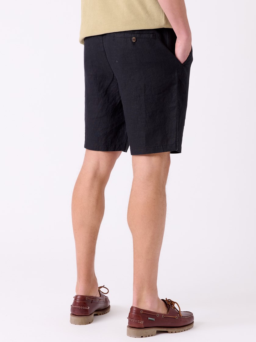 7515235 ID2 7515235_ID2-MRCAPUCHIN-H26-Modell-Front_chn=decades_2356_Alex linshorts ID2.jpg_Front||Front