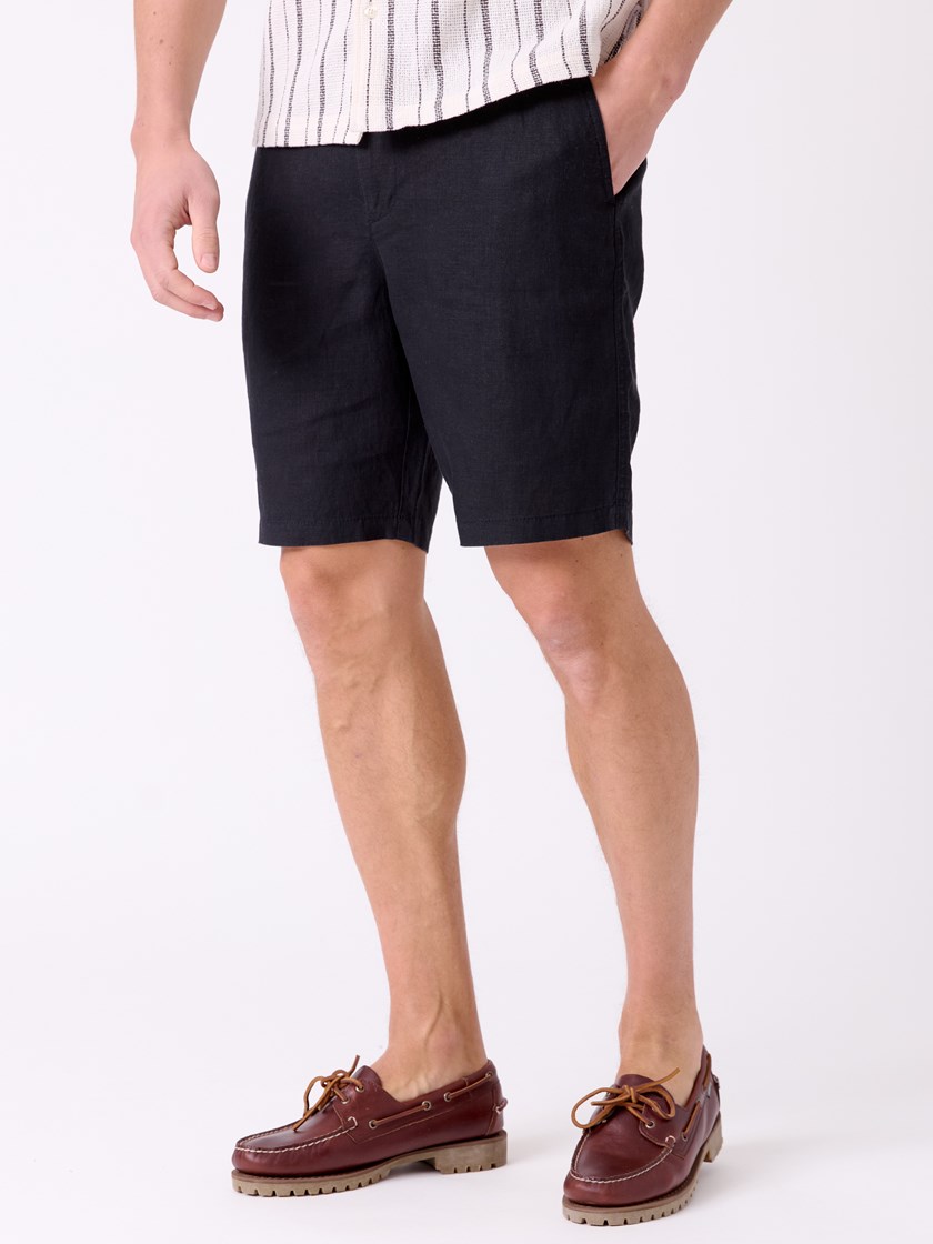 7515235 ID2 7515235_ID2-MRCAPUCHIN-H26-Modell-Front_chn=decades_4829_Alex linshorts ID2.jpg_Front||Front