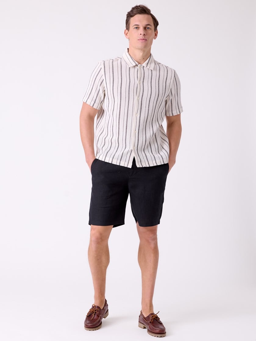 7515235 ID2 7515235_ID2-MRCAPUCHIN-H26-Modell-Front_chn=decades_9781_Alex linshorts ID2.jpg_Front||Front