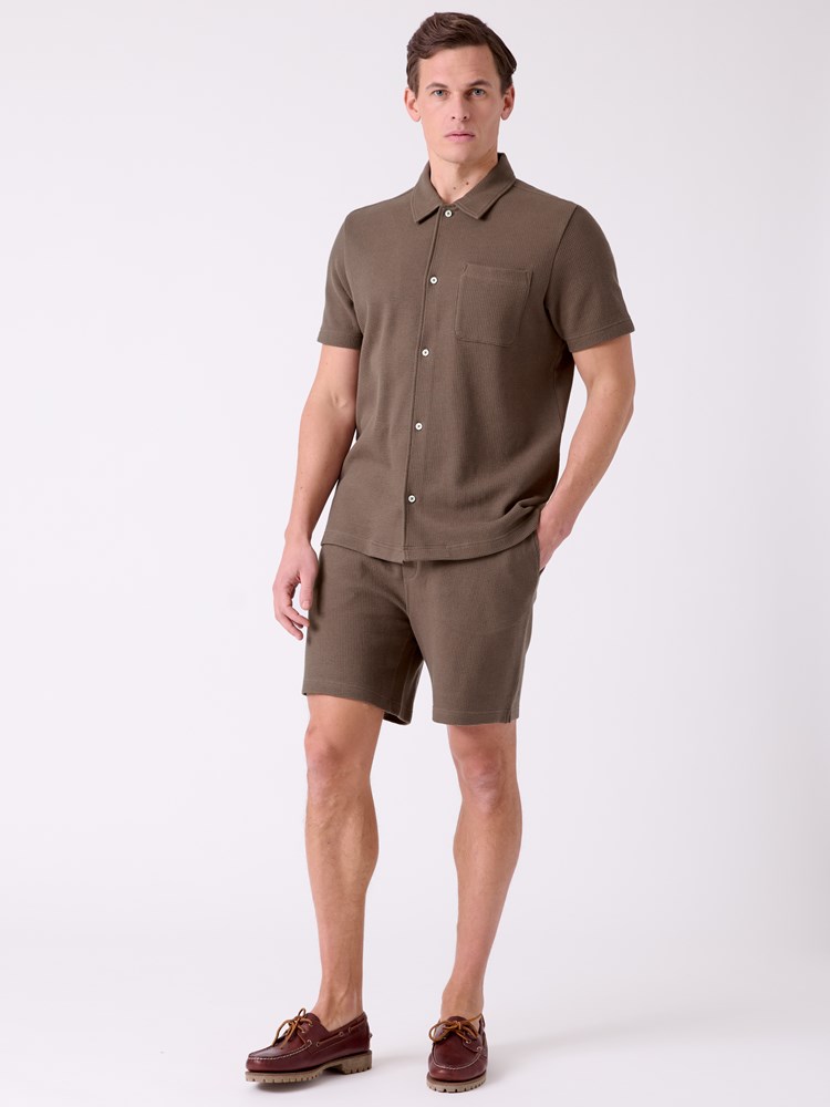 Isak shorts 7515242_AII-MRCAPUCHIN-H26-Modell-Front_chn=decades_2115_Isak shorts AII.jpg_Front