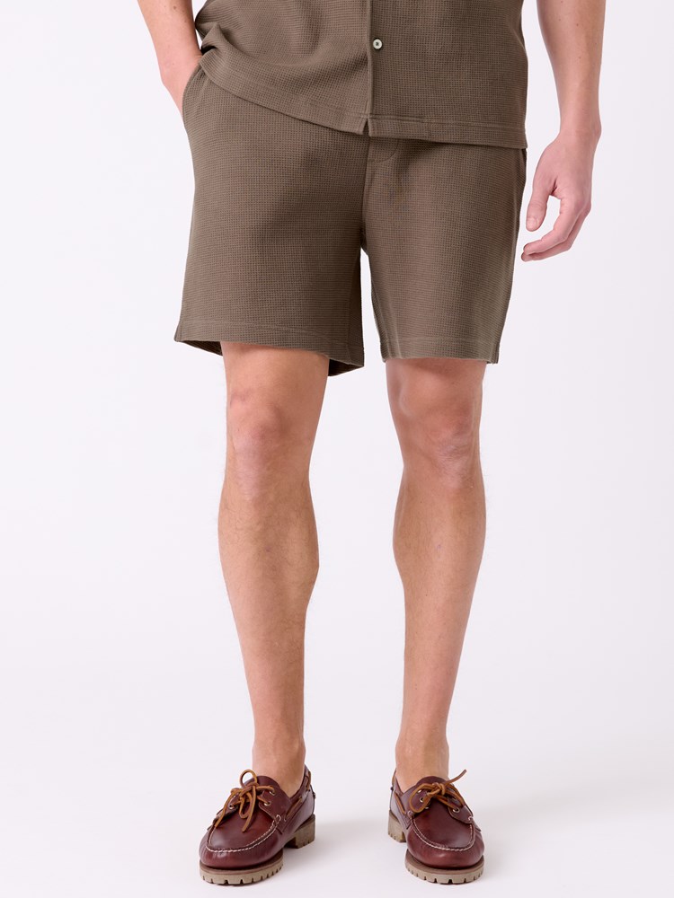 Isak shorts 7515242_AII-MRCAPUCHIN-H26-Modell-Front_chn=decades_2735_Isak shorts AII.jpg_Front