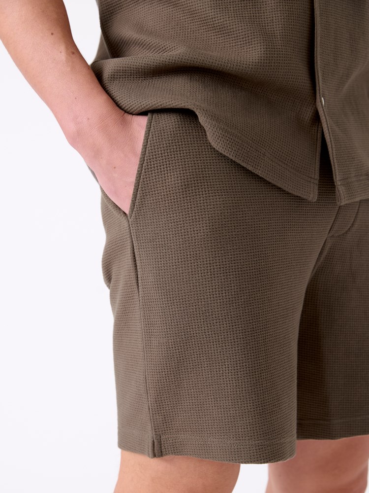 Isak shorts 7515242_AII-MRCAPUCHIN-H26-Modell-Front_chn=decades_7395_Isak shorts AII.jpg_Front||Front